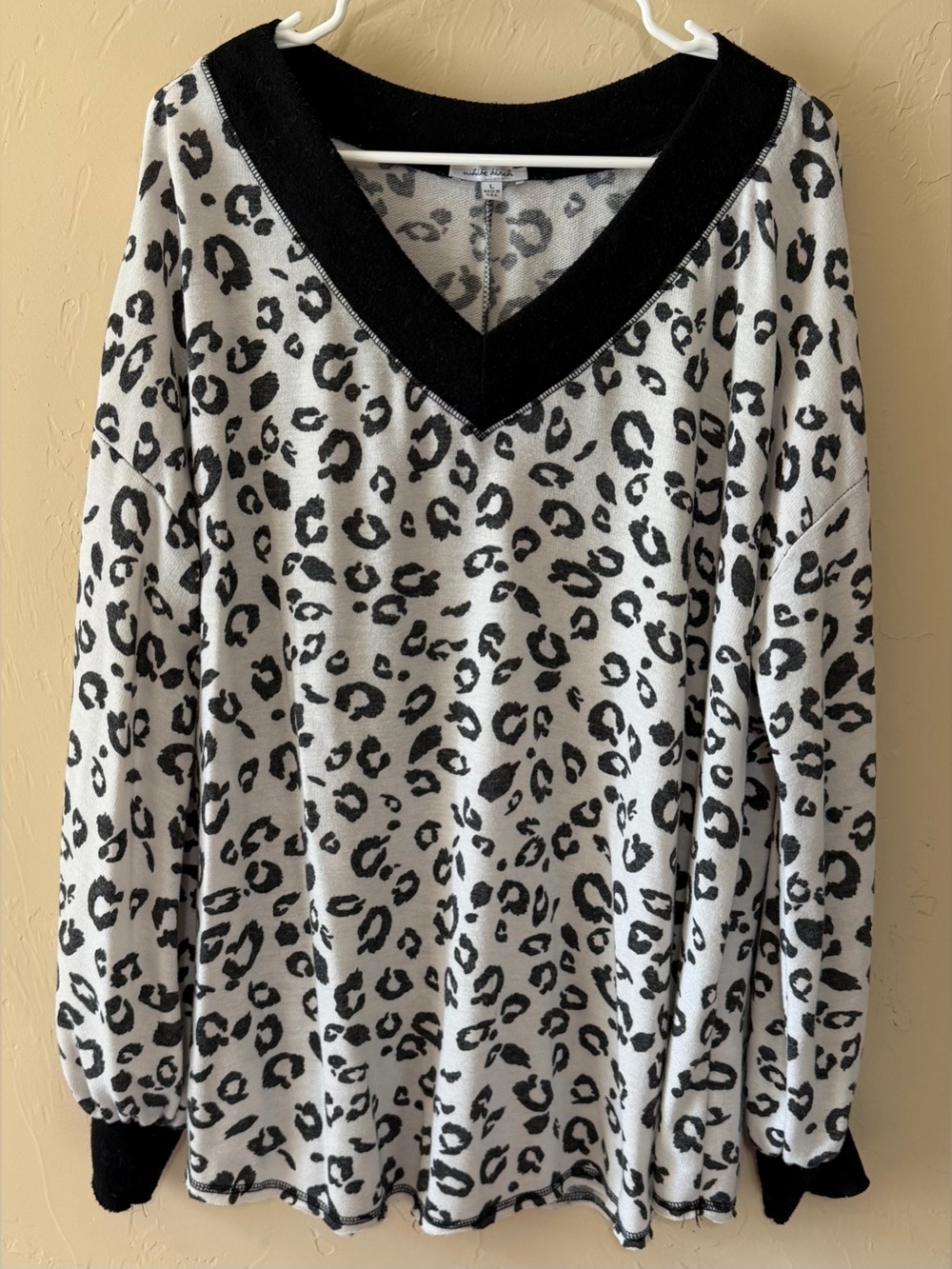 white birch Leopard Print V-Neck Pullover - Black & White